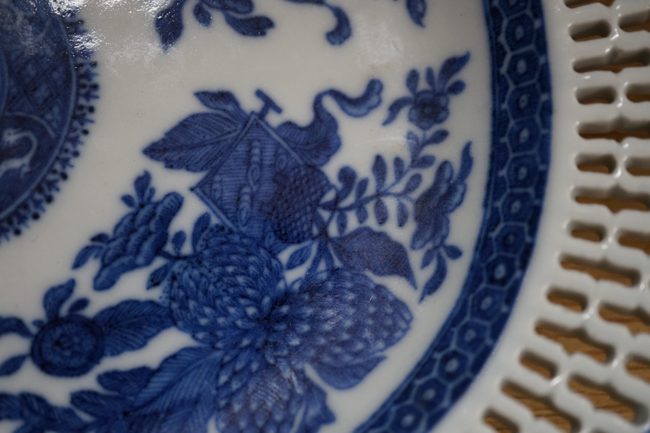 A Chinese crested blue and white stand, Qianlong period, 23.5cms wide